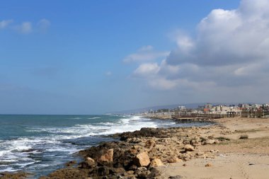 Israil 'de Akdeniz kıyılarında küçük bir kasabada peyzaj 