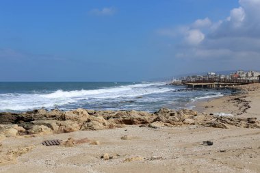 Israil 'de Akdeniz kıyılarında küçük bir kasabada peyzaj 