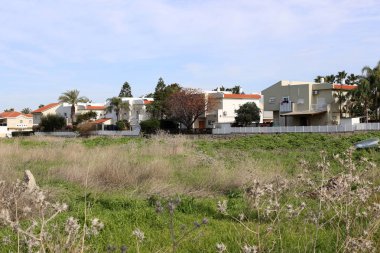 Israil 'de Akdeniz kıyılarında küçük bir kasabada peyzaj 