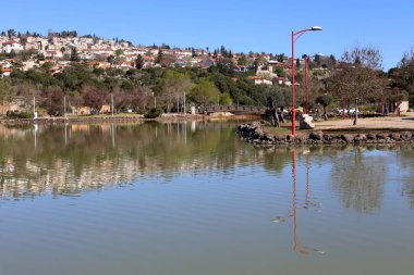 Israil 'de Akdeniz kıyılarında küçük bir kasabada peyzaj 