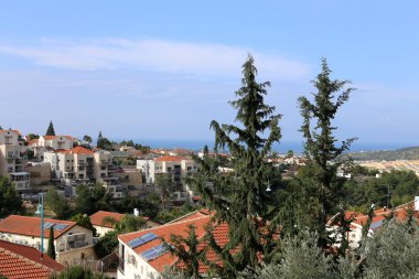 Israil 'de Akdeniz kıyılarında küçük bir kasabada peyzaj 