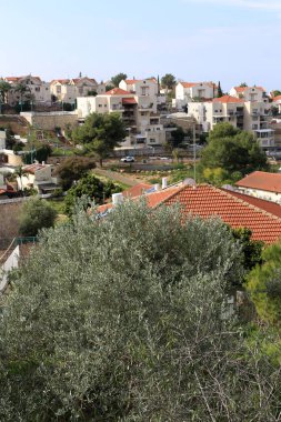 Israil 'de Akdeniz kıyılarında küçük bir kasabada peyzaj 