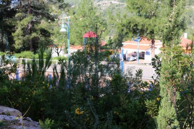 Israil 'de Akdeniz kıyılarında küçük bir kasabada peyzaj 