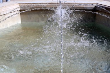 Şehir parkındaki çeşme 