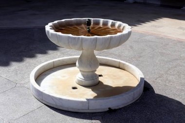 Şehir parkındaki çeşme 