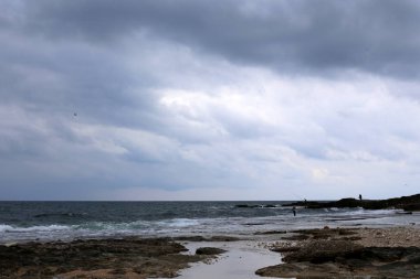 Bulutlar ve bulutlar gökyüzünde 