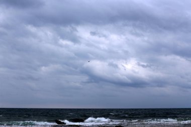 Bulutlar ve bulutlar gökyüzünde 