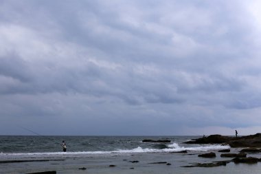 Bulutlar ve bulutlar gökyüzünde 