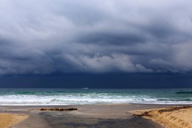 Bulutlar ve bulutlar gökyüzünde 