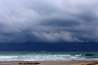 Bulutlar ve bulutlar gökyüzünde 