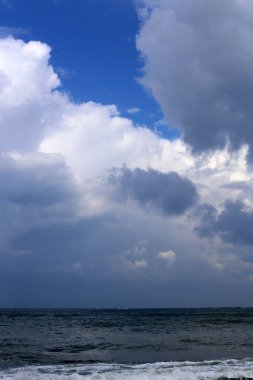 Bulutlar ve bulutlar gökyüzünde 