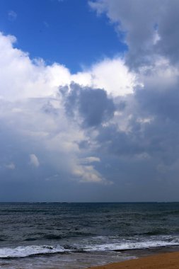 Bulutlar ve bulutlar gökyüzünde 