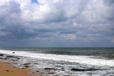 Bulutlar ve bulutlar gökyüzünde 