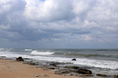 Bulutlar ve bulutlar gökyüzünde 