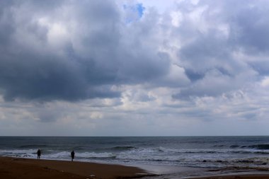 Bulutlar ve bulutlar gökyüzünde 