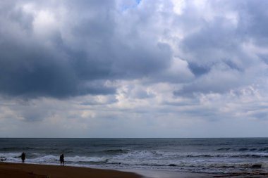 Bulutlar ve bulutlar gökyüzünde 