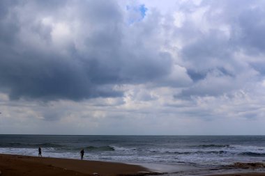 Bulutlar ve bulutlar gökyüzünde 