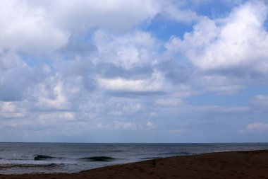 Bulutlar ve bulutlar gökyüzünde 