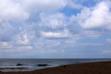 Bulutlar ve bulutlar gökyüzünde 