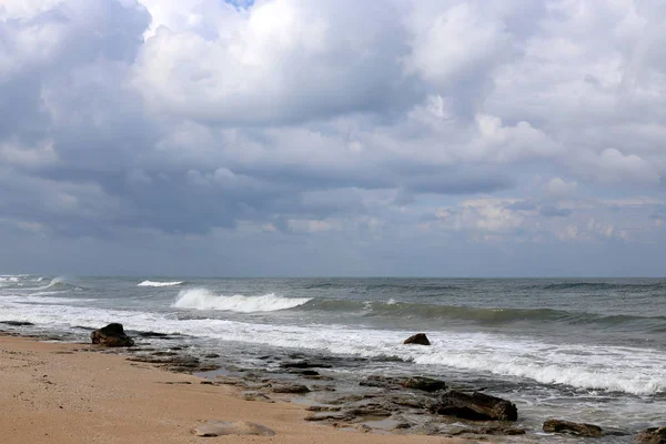 Bulutlar ve bulutlar gökyüzünde 