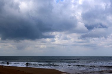 Bulutlar ve bulutlar gökyüzünde 