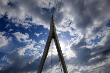 Bulutlar ve bulutlar gökyüzünde 