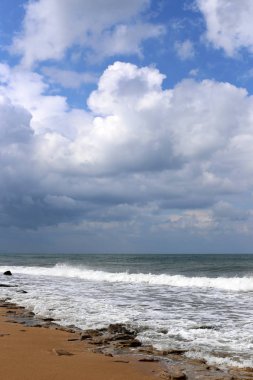 Bulutlar ve bulutlar gökyüzünde 