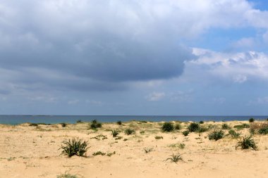 Bulutlar ve bulutlar gökyüzünde 