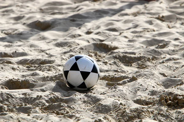 地中海の海岸の砂の上の足跡 — ストック写真