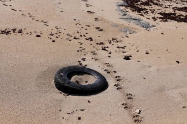 Kumdaki Akdeniz kıyısında 