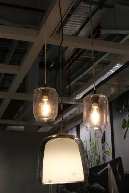 mağaza kapalı aydınlatma için bir lamba satıyor 