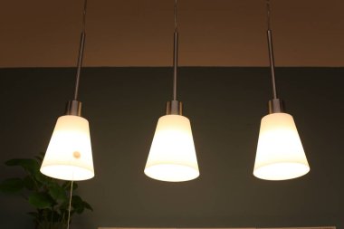 mağaza kapalı aydınlatma için bir lamba satıyor 