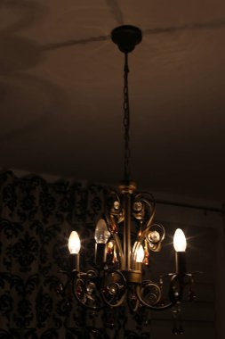 mağaza kapalı aydınlatma için bir lamba satıyor 