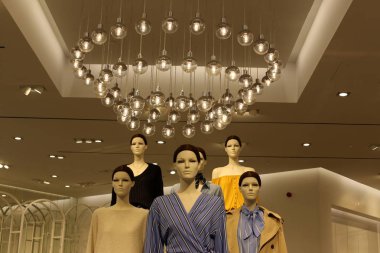 mağaza kapalı aydınlatma için bir lamba satıyor 