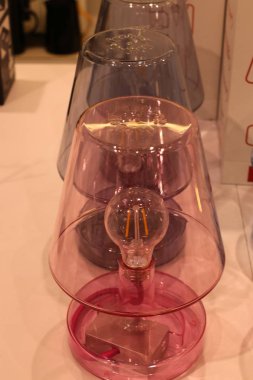 mağaza kapalı aydınlatma için bir lamba satıyor 