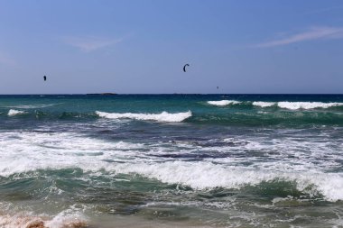 Kiteboarding-özel ışık panoları ve kanatları üzerinde Akdeniz 'de dalgalar sürme 