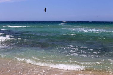 Kiteboarding-özel ışık panoları ve kanatları üzerinde Akdeniz 'de dalgalar sürme 