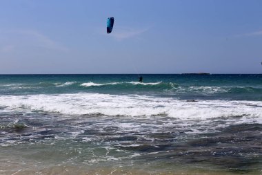 Kiteboarding-özel ışık panoları ve kanatları üzerinde Akdeniz 'de dalgalar sürme 