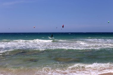 Kiteboarding-özel ışık panoları ve kanatları üzerinde Akdeniz 'de dalgalar sürme 