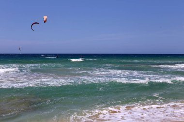 Kiteboarding-özel ışık panoları ve kanatları üzerinde Akdeniz 'de dalgalar sürme 