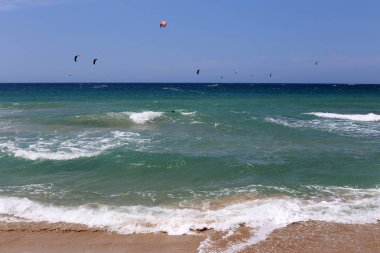 Kiteboarding-özel ışık panoları ve kanatları üzerinde Akdeniz 'de dalgalar sürme 