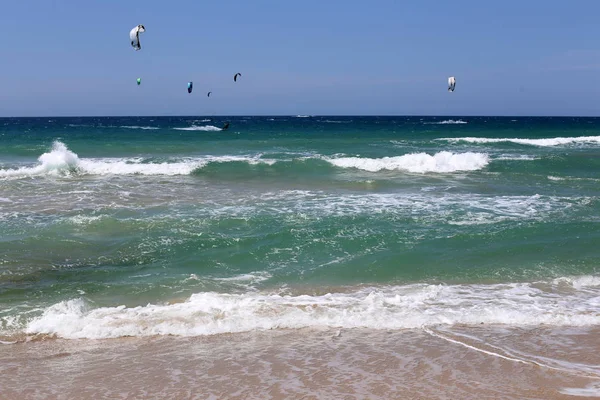风筝板 骑在地中海的海浪上特殊的光板和翅膀 — 图库照片