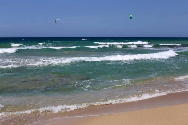 Kitesurf Chevauchant Les Vagues Méditerranée Sur Des Panneaux Lumineux Spéciaux — Photo