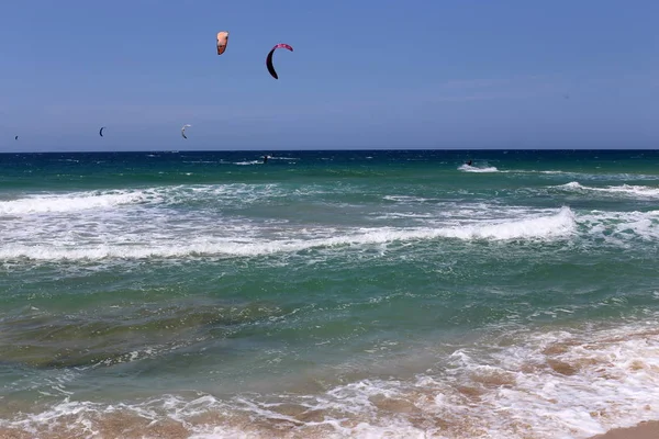 Kitesurf Chevauchant Les Vagues Méditerranée Sur Des Panneaux Lumineux Spéciaux — Photo