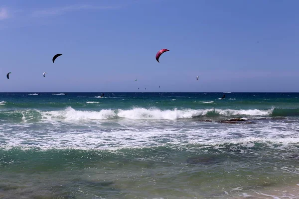 Kiteboarding Özel Işık Panoları Kanatları Üzerinde Akdeniz Dalgalar Sürme — Stok fotoğraf