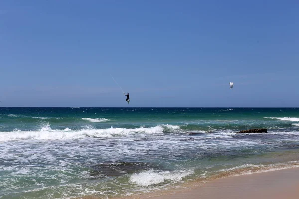 Kitesurf Chevauchant Les Vagues Méditerranée Sur Des Panneaux Lumineux Spéciaux — Photo