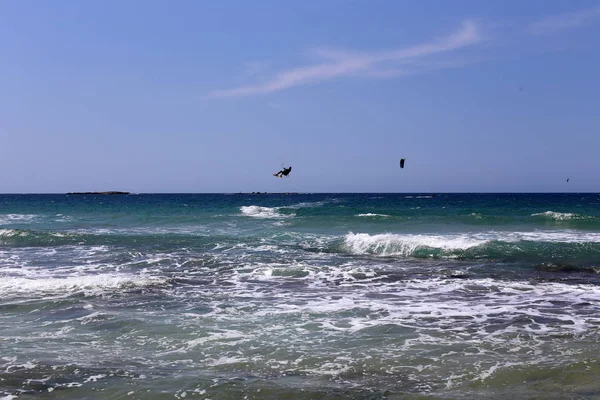 Kiteboarding Montando Ondas Mediterrâneo Placas Luz Especiais Asas — Fotografia de Stock