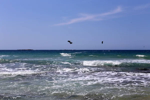 Kitesurf Chevauchant Les Vagues Méditerranée Sur Des Panneaux Lumineux Spéciaux — Photo