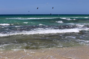 Kiteboarding-özel ışık panoları ve kanatları üzerinde Akdeniz 'de dalgalar sürme 