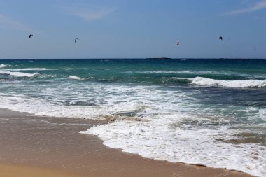 Kiteboarding-özel ışık panoları ve kanatları üzerinde Akdeniz 'de dalgalar sürme 